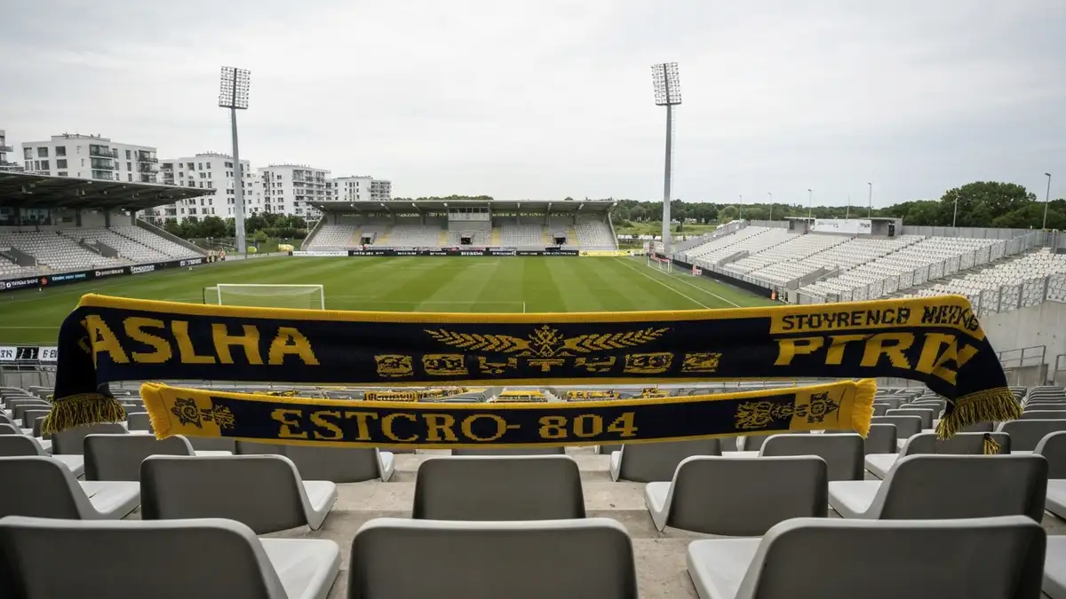 Żółto-niebieskie szaliki na trybunach Stadionu Miejskiego w Gdyni Redłowie