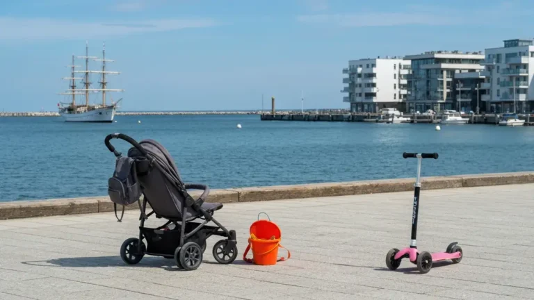 Wózek, hulajnoga i wiaderko na nadmorskim bulwarze w Gdyni
