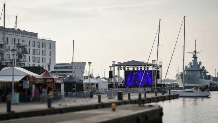 Scena plenerowa Cudawianek przy Skwerze Kosciuszki w Gdyni nad Zatoka Gdanska