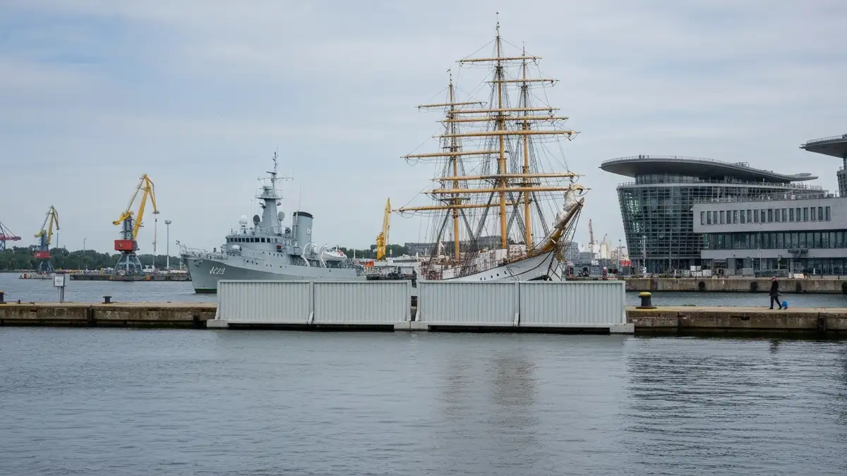 Zamkniete wejscie na Dar Pomorza przy Molo Poludniowym w Gdyni z widokiem na port i nabrzeze