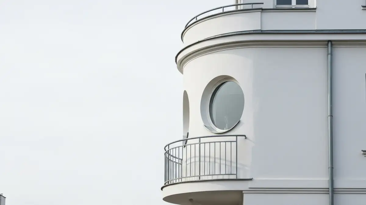 Detale modernistycznej kamienicy w centrum Gdyni - bulaj, balustrada i zaokrąglony narożnik