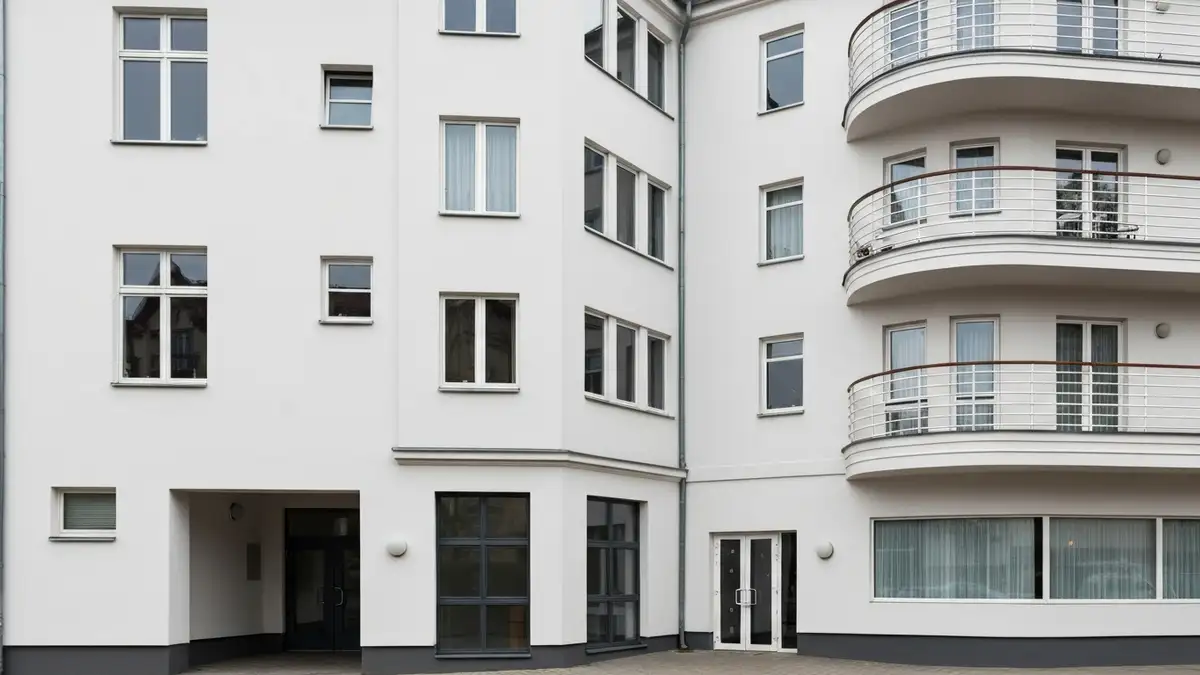 Modernistyczne kamienice w centrum Gdyni z detalami stylu okretowego i funkcjonalizmu