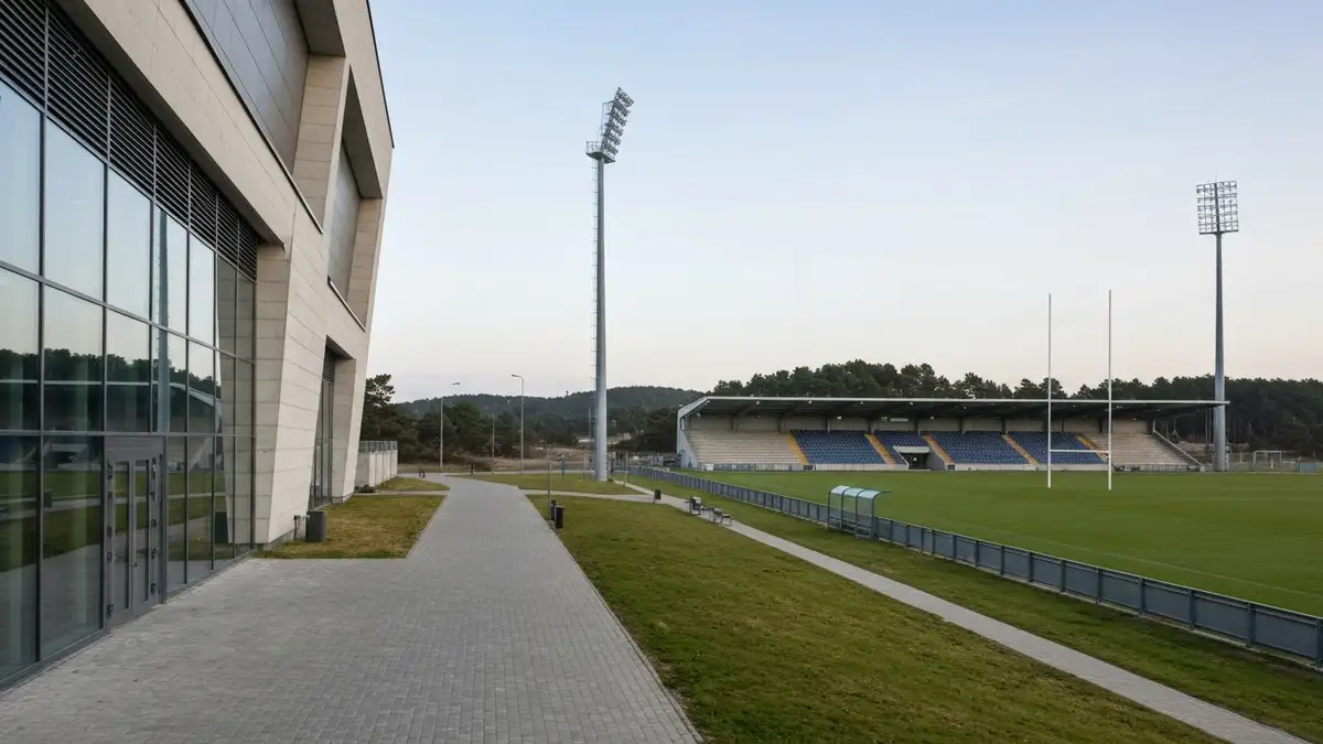 Gdynska hala sportowa i stadion rugby przy Olimpijskiej w dziennym swietle