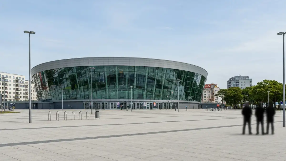 Gdynia Arena w Redłowie z placem przed halą i miejskim otoczeniem Gdyni