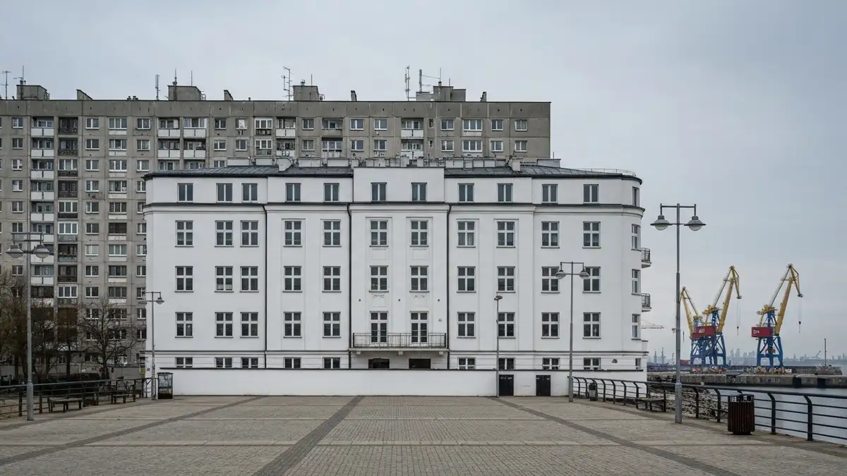 Modernistyczna Gdynia z portem i powojennymi blokami w tle