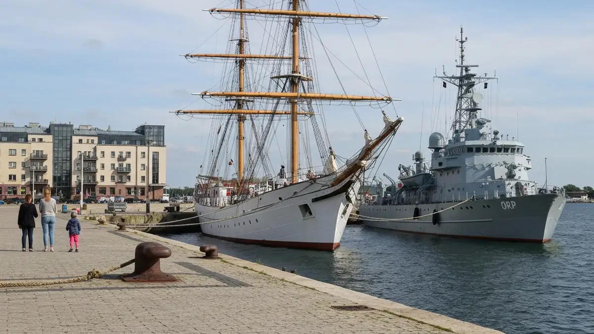 Skwer Kosciuszki w Gdyni z widokiem na statki i port w naturalnym swietle